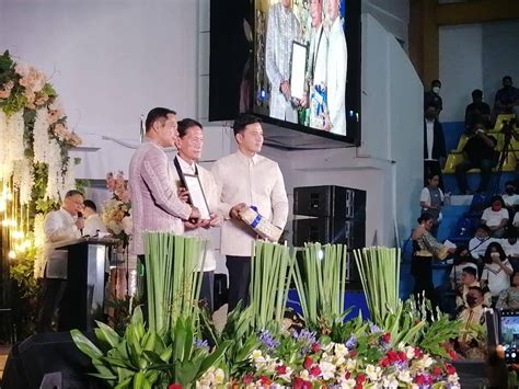 Fernando takes oath as 35th governor of Bulacan .
